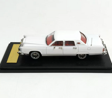 Load image into Gallery viewer, Sunstar 1:64 White 1979 Continental Town Classic Model Diecast Metal Car New Collection
