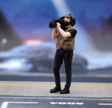 Load image into Gallery viewer, 1:24 Painted Figure Model Miniature Resin Diorama  Journalist Interview Set
