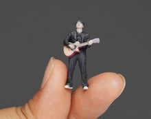 Load image into Gallery viewer, 1:64 Painted Figure Model Miniature Resin Diorama Sand Man Boy With Guitar Sing
