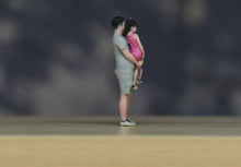 Load image into Gallery viewer, 1:24 Painted Figure Model Miniature Resin Diorama Sand Family Four Dad Mom Kids
