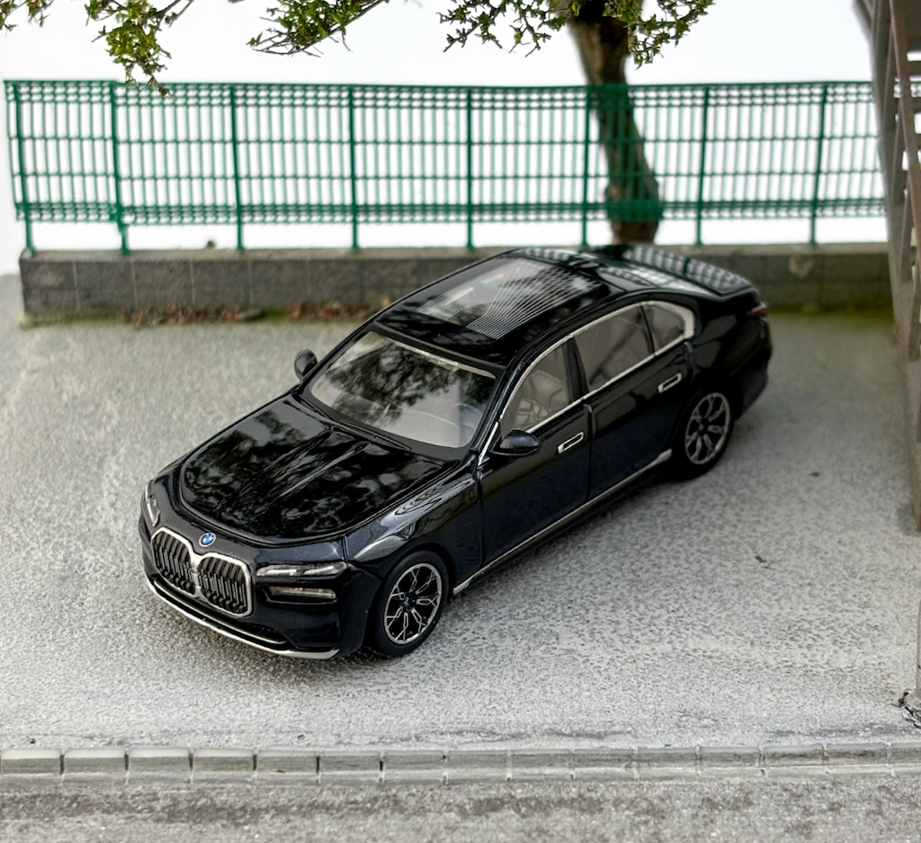 MINIGT 1:64 Black BMW i7 EV Sedan xDrive60 Sports Model Diecast Metal Car New Collection