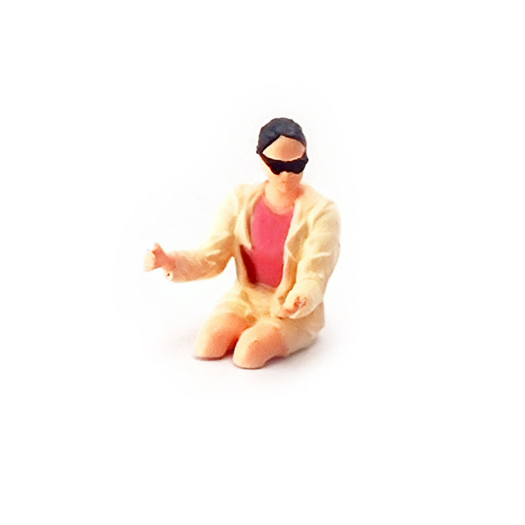 1:64 Painted Figure Mini Model Miniature Resin Diorama Racing Driver Driving B