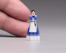 Load image into Gallery viewer, 1:64 Painted Figure Model Miniature Resin Diorama Sand Korean Traditional Lady
