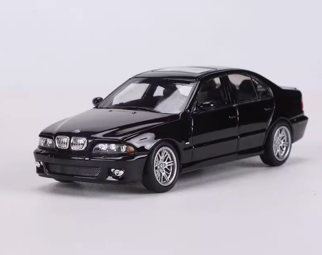DCM 1:64 Black M5 E39 Sedan Sports Model Diecast Metal Car New Collection