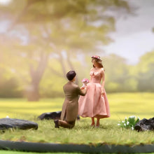 Load image into Gallery viewer, 1:24 Painted Figure Model Miniature Resin Diorama Sand Proposal Couple Wedding

