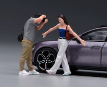 Load image into Gallery viewer, 1:24 Painted Figure Model Miniature Resin Diorama Sand Taking Photo Couple Set
