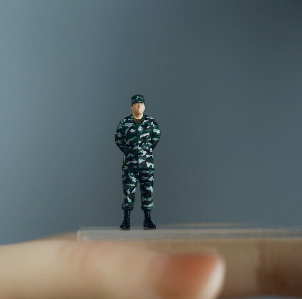 1:64 Painted Figure Model Miniature Resin Diorama Sand Comannder Soldier Man Toy