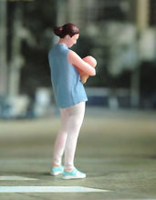 Load image into Gallery viewer, 1:64 Painted Figure Model Miniature Resin Diorama Sand Mother Holding a Child New
