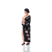 Load image into Gallery viewer, 1:24 Painted Figure Model Miniature Resin Diorama  Sand Kimono Lady with Cat
