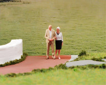 Load image into Gallery viewer, 1:24 Painted Figure Model Miniature Resin Diorama  Sand Elderly Couple Lovers
