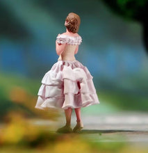 Load image into Gallery viewer, 1:24 Painted Figure Model Miniature Resin Diorama Sand Singing Dance Girl Beauty
