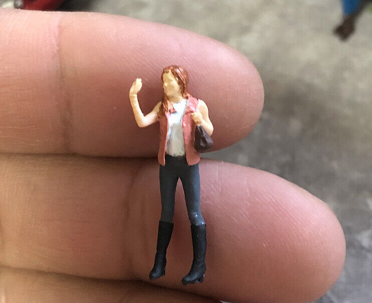1:64 Painted Figure Mini Model Miniature Resin Diorama Say Hi Girl Lady Boots