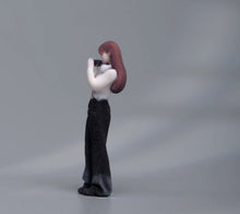 Load image into Gallery viewer, 1:64 Painted Figure Model Miniature Resin Diorama Taking Photo Woman Girl
