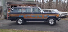 Load image into Gallery viewer, 1:64 596model Green Grand Wagoneer SUV ORV Sports Model Diecast Metal Car New Collection
