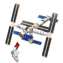 Load image into Gallery viewer, 838PCS MOC Space NASA Tiangong Space Station Figure Model Toy Building Block Brick Gift Kids DIY Compatible Lego
